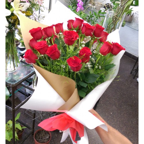Ramo abierto con 20 rosas rojas en Talar de Pacheco. Flores a domicilio en  Talar de Pacheco. Floreria Lomas.